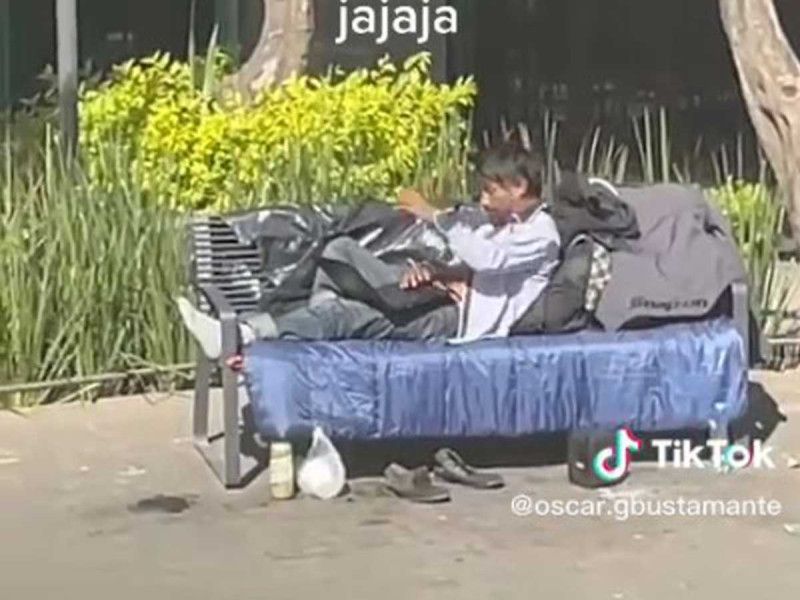 Captan a ‘vagabundo’ de la Condesa con iPhone y computadora; sorprende en redes