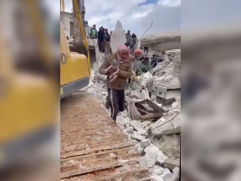 Video: Nace bebé entre escombros tras terremoto; es la única sobreviviente