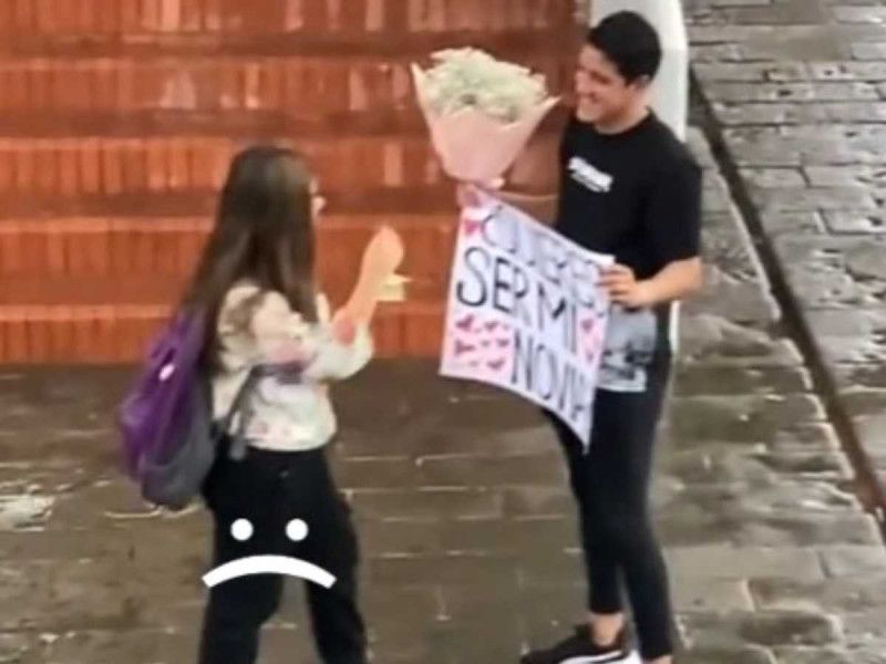 Chica «batea» a joven que se le declaró en público; así reaccionaron en redes