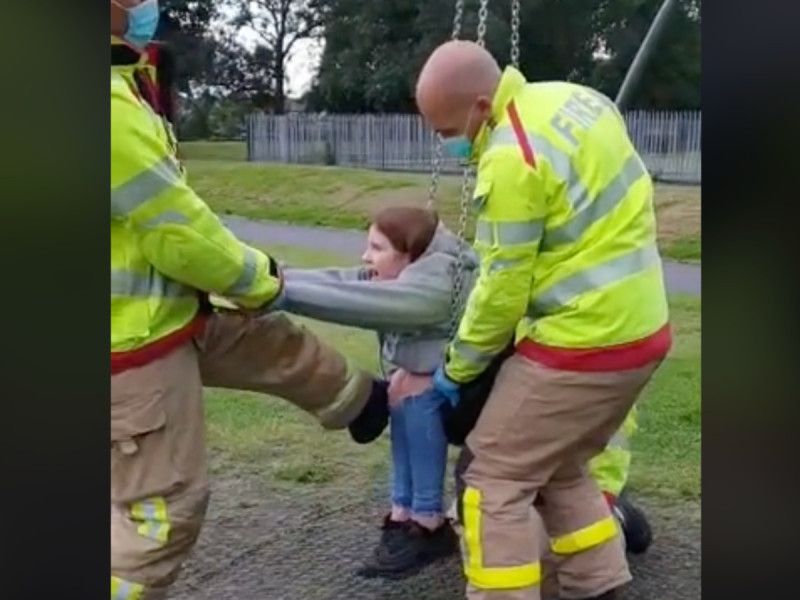 VIDEO. Mujer se atora en una llanta al columpiarse; ni los bomberos sabían qué hacer