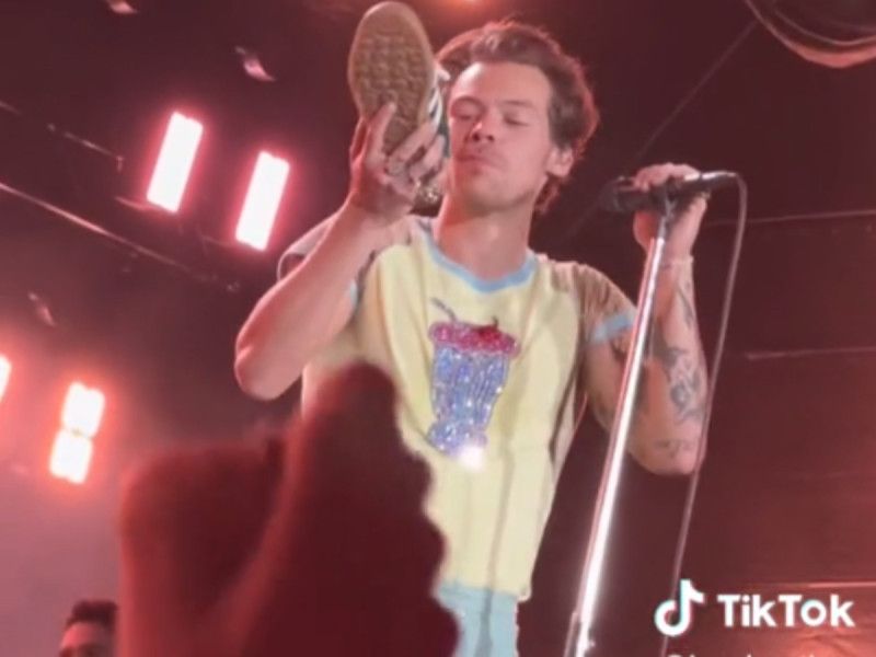 Harry Styles bebe de su zapato en concierto; “es asqueroso”, dijo