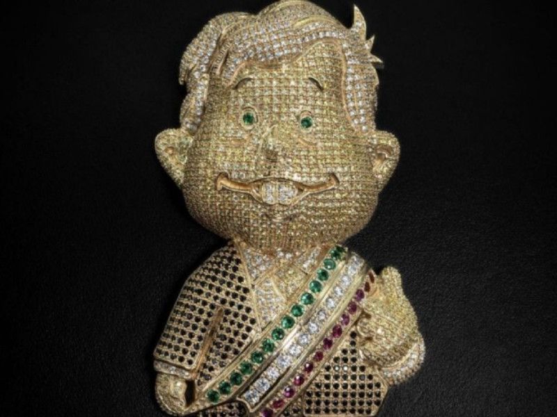 Joyería lanza un AMLO bañado en oro por 100 mil pesos