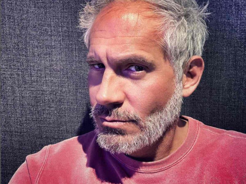 Arath de la Torre regaña a seguidores; los llama ‘huevones’ en polémico video