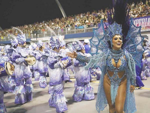 Con su sensualidad y belleza, modelos cautivan a los asistentes del carnaval de Brasil