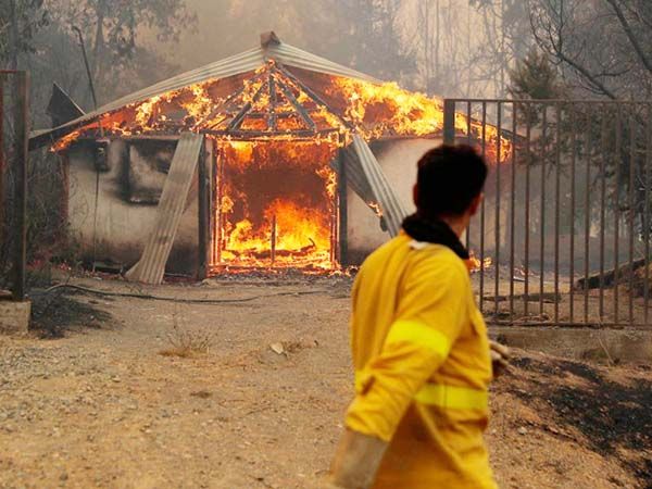 Se incendian casas y bosques