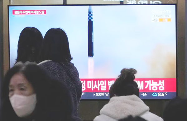 Sobrevuela Japón Corea del Norte lanza misil balístico