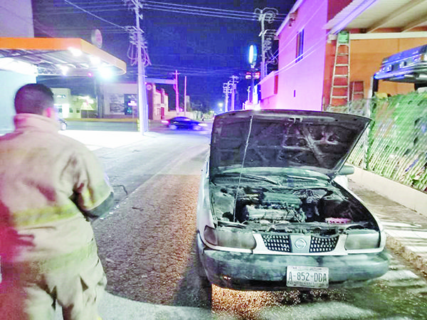Arde en llamas motor de taxi