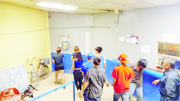 Detienen a niños por alterar orden