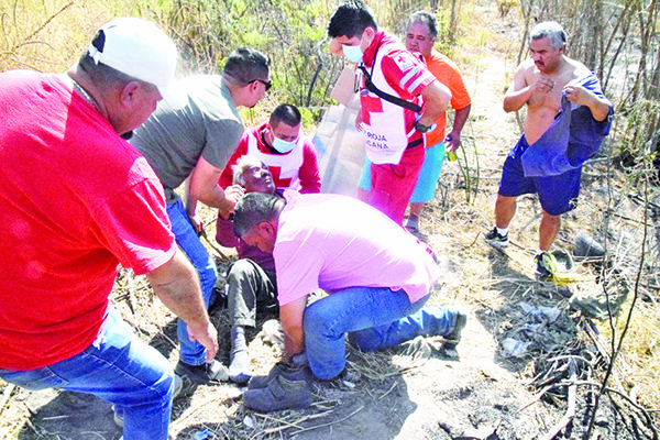 Hallan en arroyo a adulto mayor