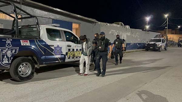 CAE PRESO JULIÁN EL NEGRO CON PUÑAL