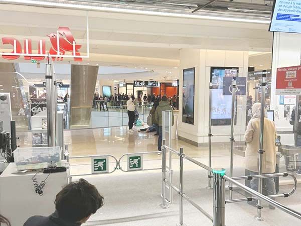 Hombre se suicida en centro comercial y provoca estampida en calles de París