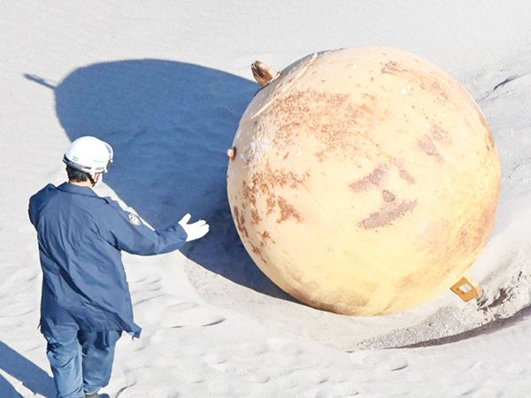 Hallan misteriosa esfera de metal