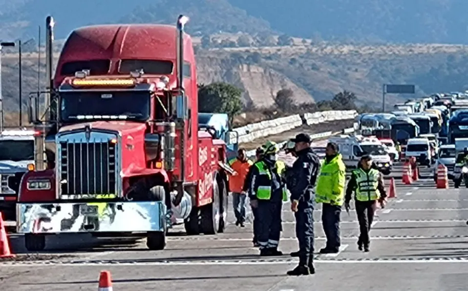 Camión con peregrinos vuelca en autopista México-Puebla; hay al menos 3 muertos
