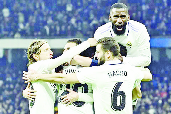 Gana el Real Madrid, pero pierde a Benzema por lesión