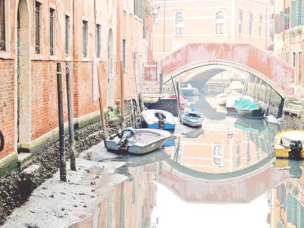 Prolongada sequía paraliza los canales de Venecia