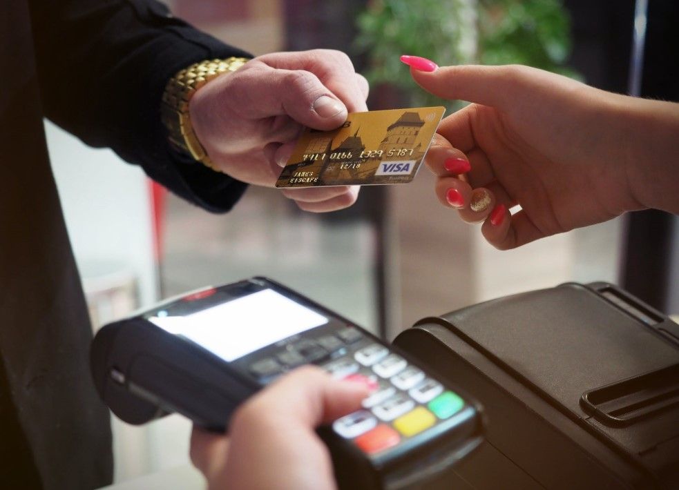 ¿Es legal que cobren comisión al pagar con tarjeta en un restaurante? Profeco explica
