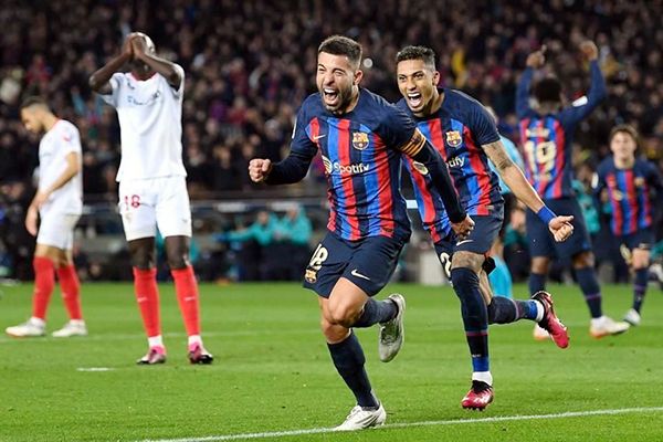 Golea Barcelona al Sevilla y se escapa en la punta