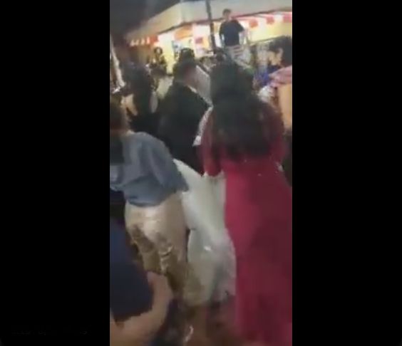 VIDEO. Hermanos paran la boda de su padre para exigirle pensión
