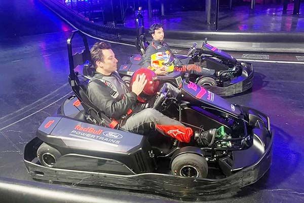Jimmy Fallon reta a Checo Pérez en karts… ¡y le gana!