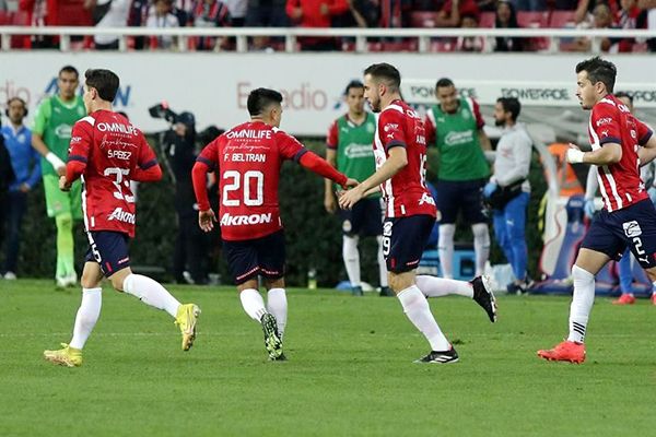 Alex Mayorga salva a Chivas ante Querétaro