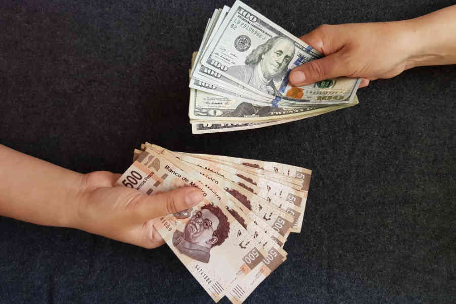 Viernes de ‘bajón’ para el peso: pierde más de 1% frente al dólar