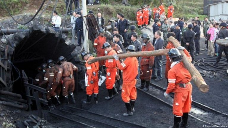 VIDEO. Cinco muertos y más de 48 personas desaparecidas tras derrumbarse una mina de carbón en el norte de China