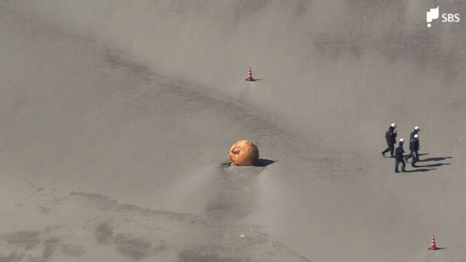 VIDEO: ¿Un OVNI? Una extraña y enorme «bola de metal» aparece en una playa de Japón