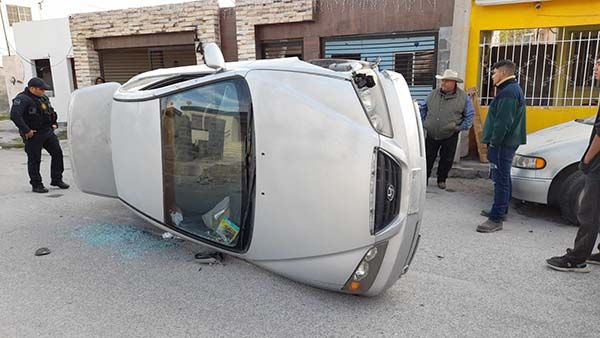 Toma carro de rampa y termina por volcar