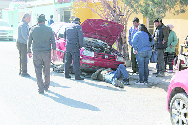 Sufre mecánico lesiones tras caerle Jetta encima