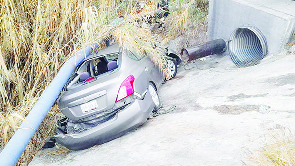 Derrapa auto y se va al río