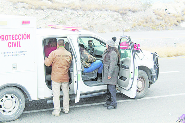 Se llevan susto al volcar camioneta