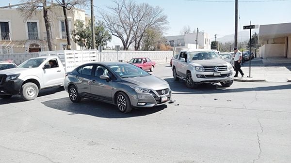 Le vale el semáforo y provoca accidente