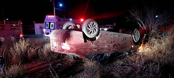 Abandona auto al volcar en Fresnillo