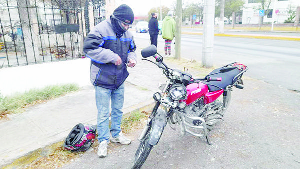 Tumba camión a motociclista