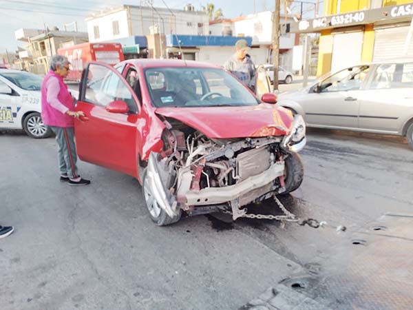Huye de accidente y madre sale al rescate