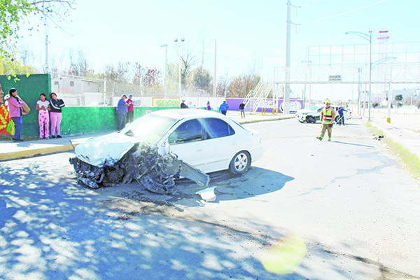 Sobrevive a choque en tramo de la muerte
