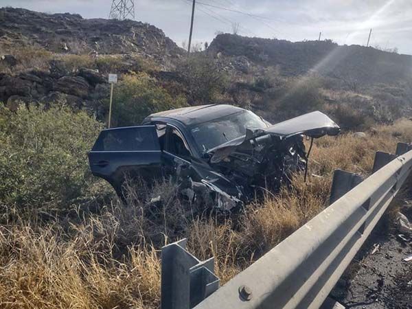 Destroza camioneta al chocar con muro