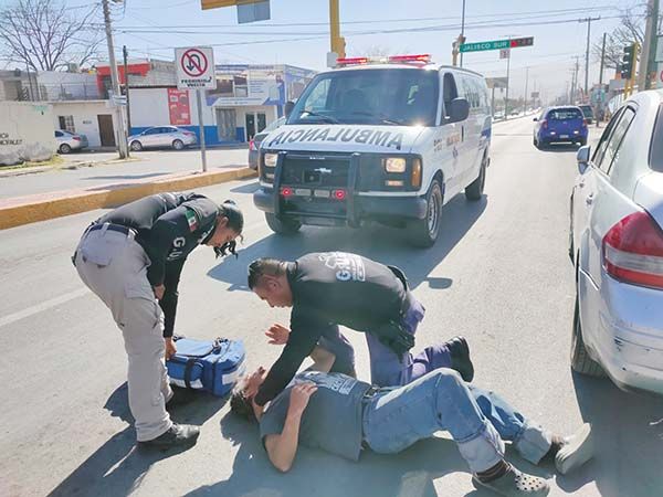 Embisten a músico al cruza el Juárez