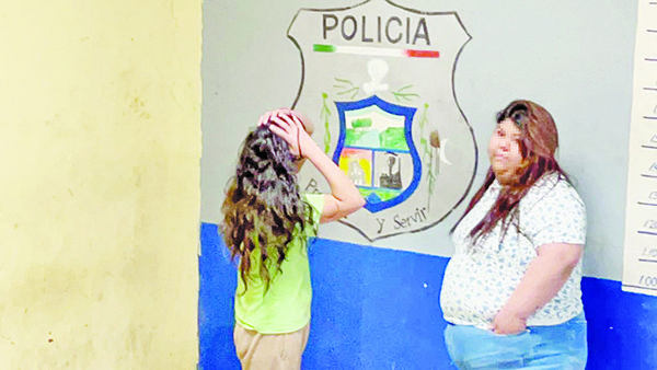 Riñe pareja y enfrenta a policías