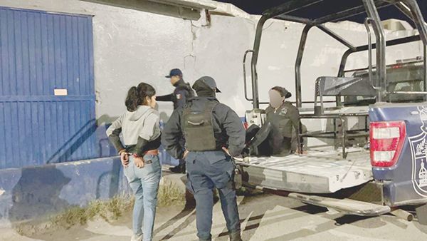 Ebrias conductoras enfrentan a policías