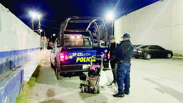Alucinado empuja carriola en la calle