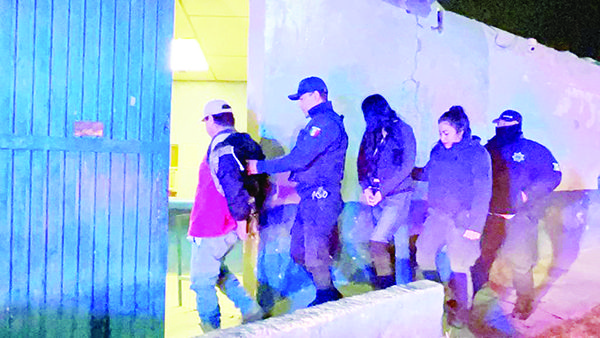 Pareja despotrica contra los policías