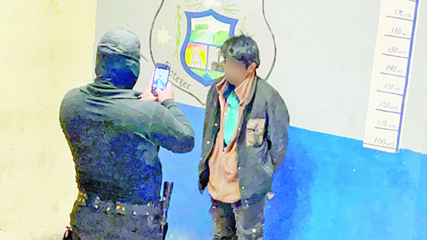 Toxicómano tiene doble viaje en moto