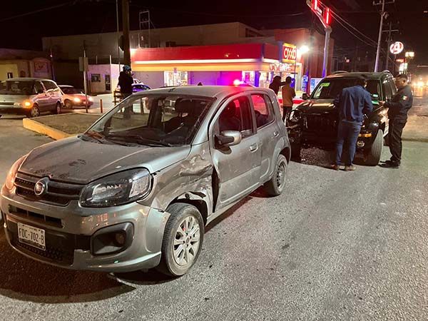 Invade carril y choca auto