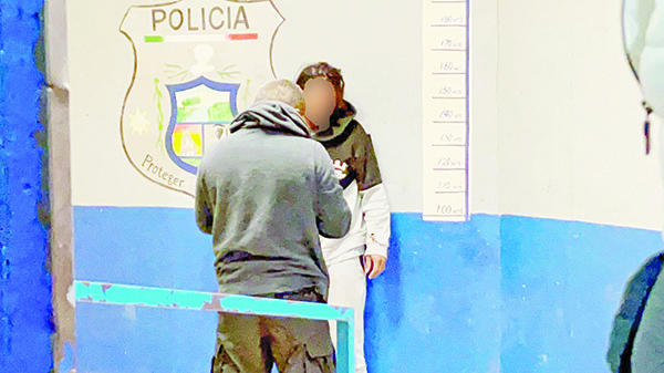 Encierra a clientes de una cantina