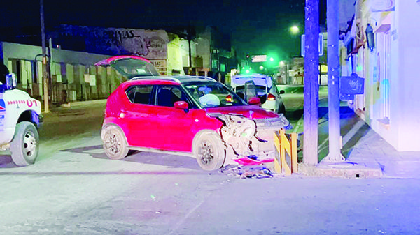 Choca auto compacto contra barras de acero