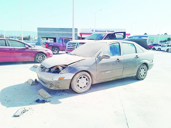 Se incendia un auto en estacionamiento de Mall