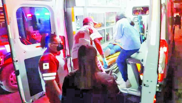Atropella mujer a dos menores