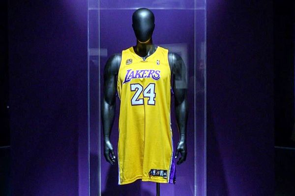 Camiseta de Kobe Bryant vendida por 5.8 mdd