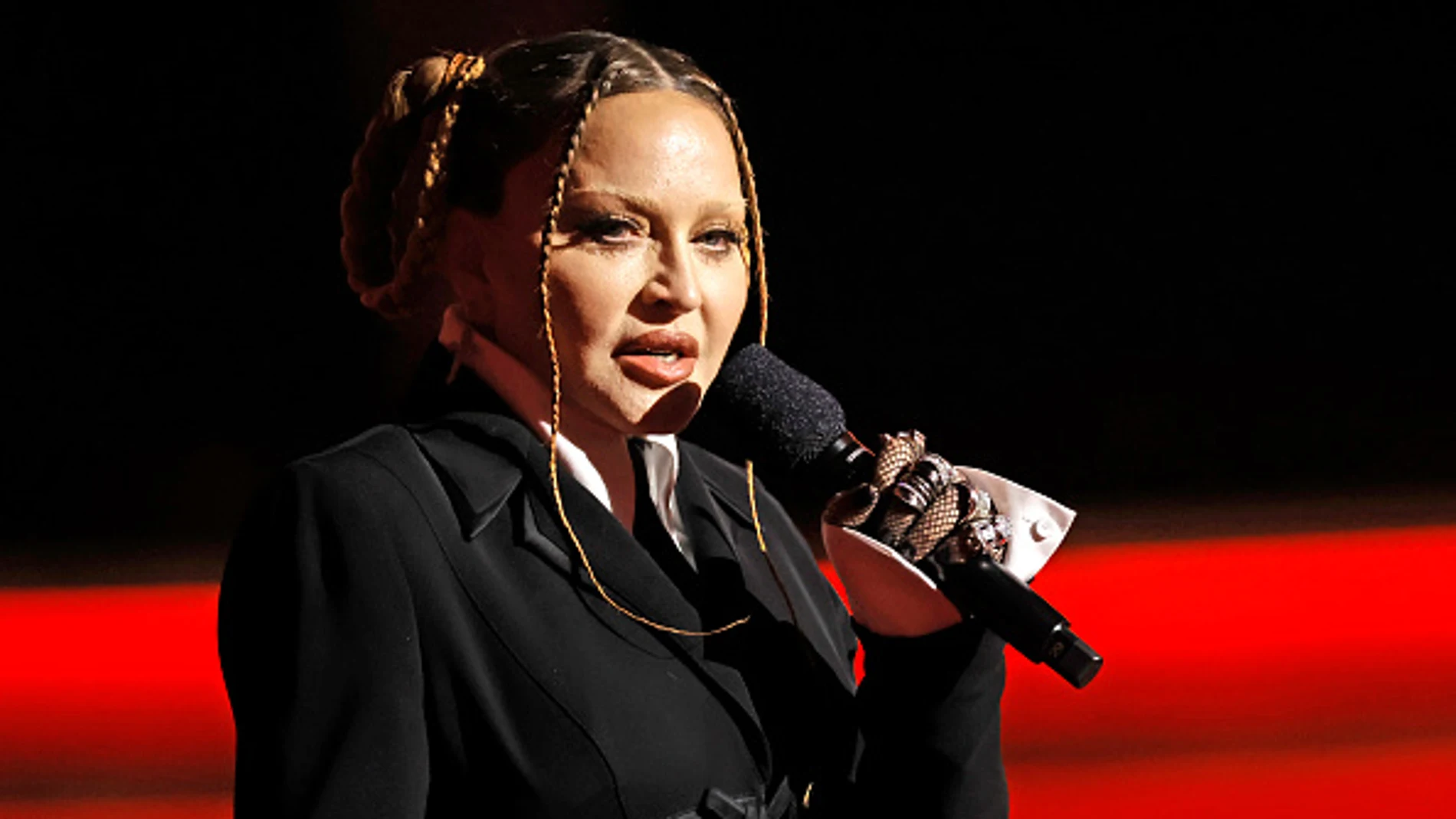 Madonna bromea sobre la «hinchazón por la cirugía»